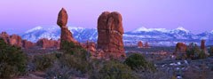 Balanced Rock, sous le regard inquiet des monts LaSal, cherche son équilibre ultime, posé sur un piton de grès en phase finale d'érosion. Situé au nord du parc national des Arches, en Utah, il est la troisième attraction du parc