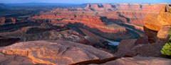 Dead Horse Point State Park, en marge d'Island-in-the-Sky, principale entité du parc national des Canyonlands, offre un point de vue exceptionnel sur une boucle du Colorado