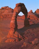 Delicate Arch, posé sur le sommet d'un aileron de grès érodé du parc national des Arches, situé en Utah, est la toute première vedette du parc, et une curiosité de réputation planétaire