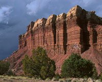 Egyptian Temple, au bord de la Scenic Drive du parc national de Capitol Reef, en Utah, rappelle les chapiteaux massifs des temples de l'Égypte antique.