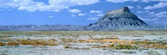 Factory Butte, dont le profil évoque celui d'une fabrique industrielle du siècle dernier, se situe dans les BLM voisines du parc national de Capitol Reef, dans l'Utah.