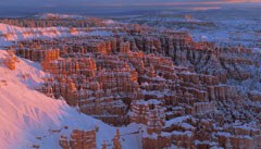 Depuis Inspiration Point, dans le parc national de Bryce Canyon, en Utah, on embrasse du regard un vaste panorama de Silent City (la Ville Silencieuse) des cheminées de fées de Queens Garden, le Jardin de la Reine Victoria