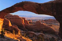 Landscape Arch, reste fragile d'un aileron de grès en phase ultime d'érosion, situé au nord du parc national des Arches, en Utah, est la seconde attraction du parc