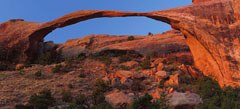 Landscape Arch, reste fragile d'un aileron de grès en phase ultime d'érosion, situé au nord du parc national des Arches, en Utah, est la seconde attraction du parc