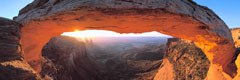 Mesa Arch se situe au bord de la falaise qui dessine le contour d'Island-in-the-Sky, le séparant la White Rim, dans le parc national des Canyonlands en Utah