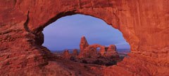 Au parc national des Arches, en Utah, les Windows (North et South Windows — encore appelées The Spectacles) ont pour vis-à-vis Turret Arch au sein de la Windows Section