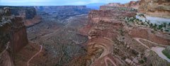 The Neck, situé à proximité du Visitor Center d'Island-in-the-Sky, dans le parc national des Canyonlands en Utah, est le point de départ de la grande aventure vers les routes escarpées de Shafer Trail et de White Rim Trail