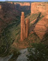 Spider Rock, le Rocher de l'Araignée, divinité navajo du tissage, est situé dans le Canyon de Chelly, en Arizona