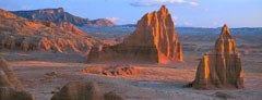 Les temples du Soleil et de la Lune, appartiennent à la Lower Cathedral Valley au nord du parc national de Capitol Reef, en Utah