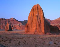 Les temples du Soleil et de la Lune, appartiennent à la Lower Cathedral Valley au nord du parc national de Capitol Reef, en Utah