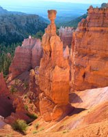 Thor's Hammer, le Marteau de Thor, dieu guerrier de la mythologie nordique, est situé à l'aplomb de Sunset Point, dans le parc national de Bryce Canyon, en Utah